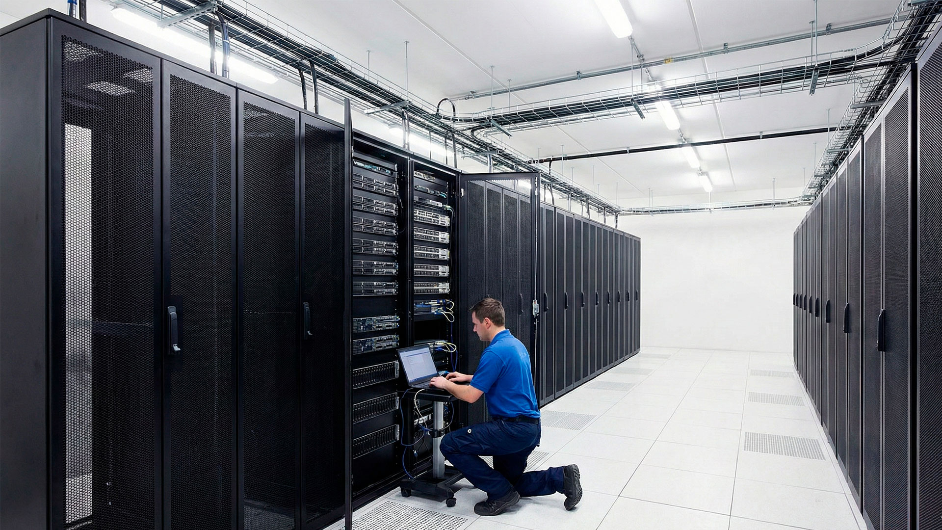 Técnico configurando infraestrutura de servidores